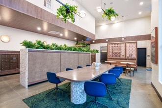 Centro Callan in San Leandro, CA - Foto de edificio - Lobby