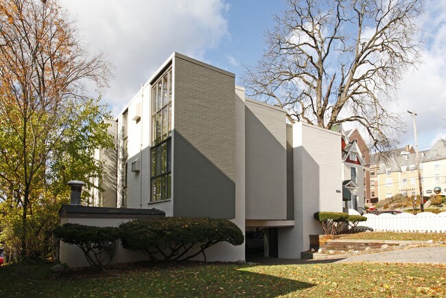 808 Oakland Ave in Ann Arbor, MI - Building Photo - Building Photo