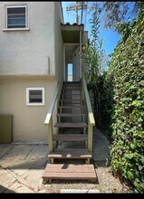 843 Huntley Dr, Unit 3-4ths. in West Hollywood, CA - Foto de edificio - Building Photo