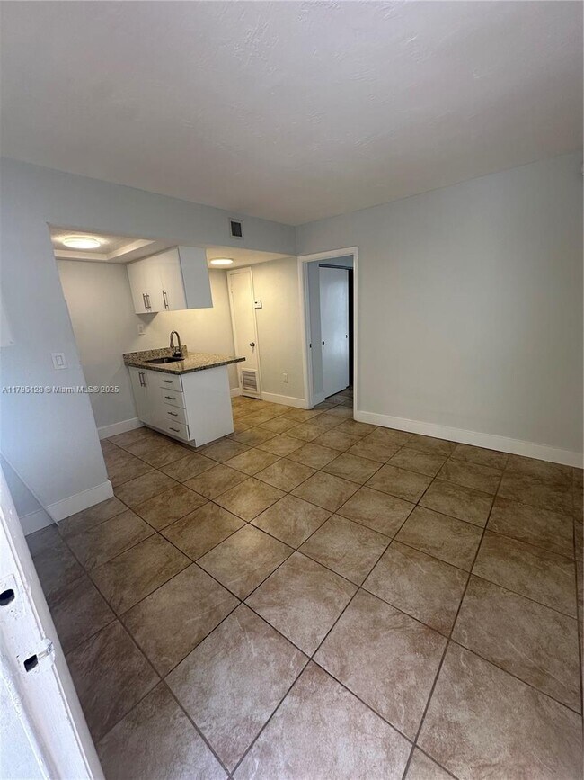 1208 Salzedo St-Unit -02 in Coral Gables, FL - Building Photo - Building Photo