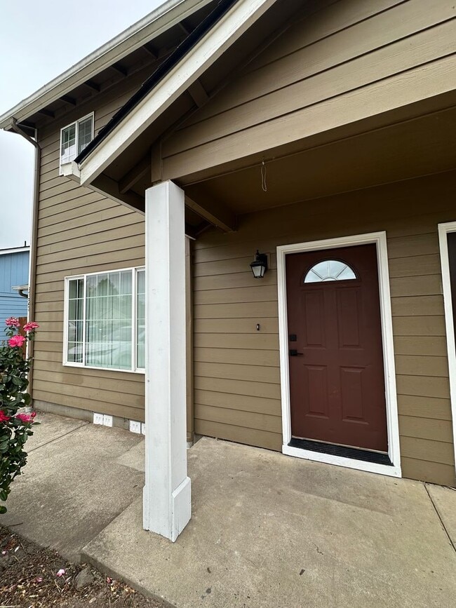 property at 3327 Rockingham Ct NE