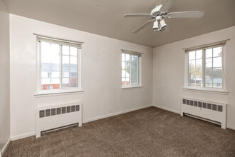 Franklin Court Apartments in Des Moines, IA - Building Photo - Interior Photo