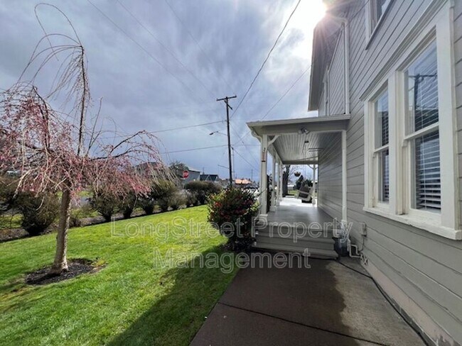 1745 College St in Philomath, OR - Building Photo - Building Photo