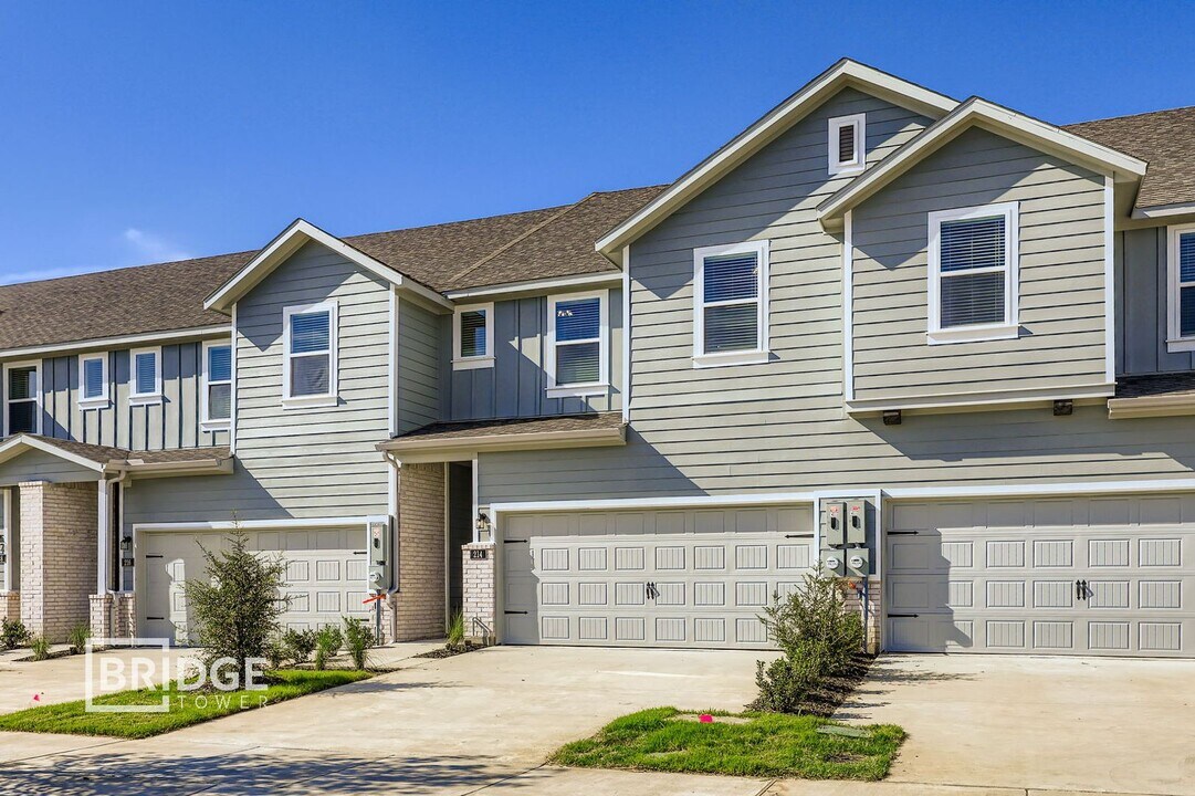 212 Lily Pad Dr in Arlington, TX - Building Photo