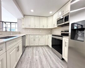 800 Parkview Dr in Hallandale Beach, FL - Building Photo - Building Photo
