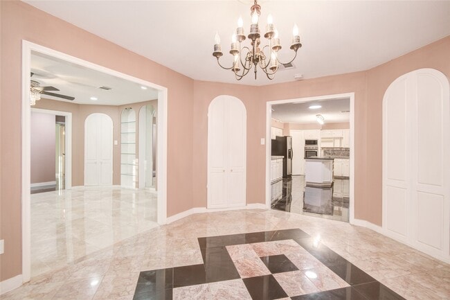 902 Ashford Pkwy