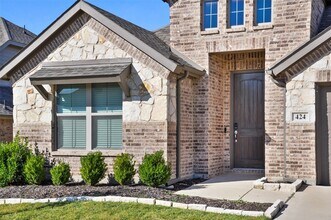 424 Molly Ln in Keene, TX - Building Photo - Building Photo