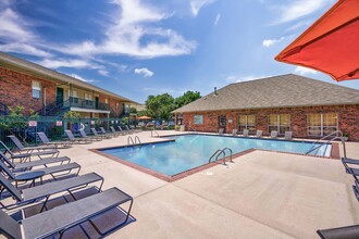 Oak Place Apartments in Oklahoma City, OK - Foto de edificio - Building Photo