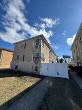 6331 W Devon Ave, Unit 2R in Chicago, IL - Building Photo - Building Photo