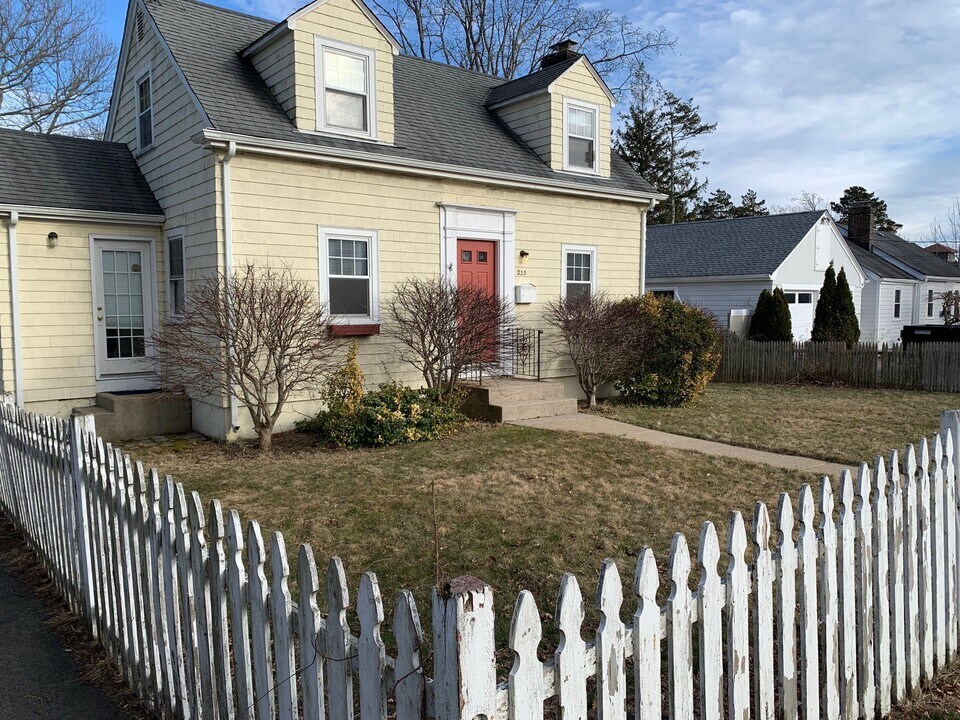 233 N Fenner Ave in Middletown, RI - Building Photo