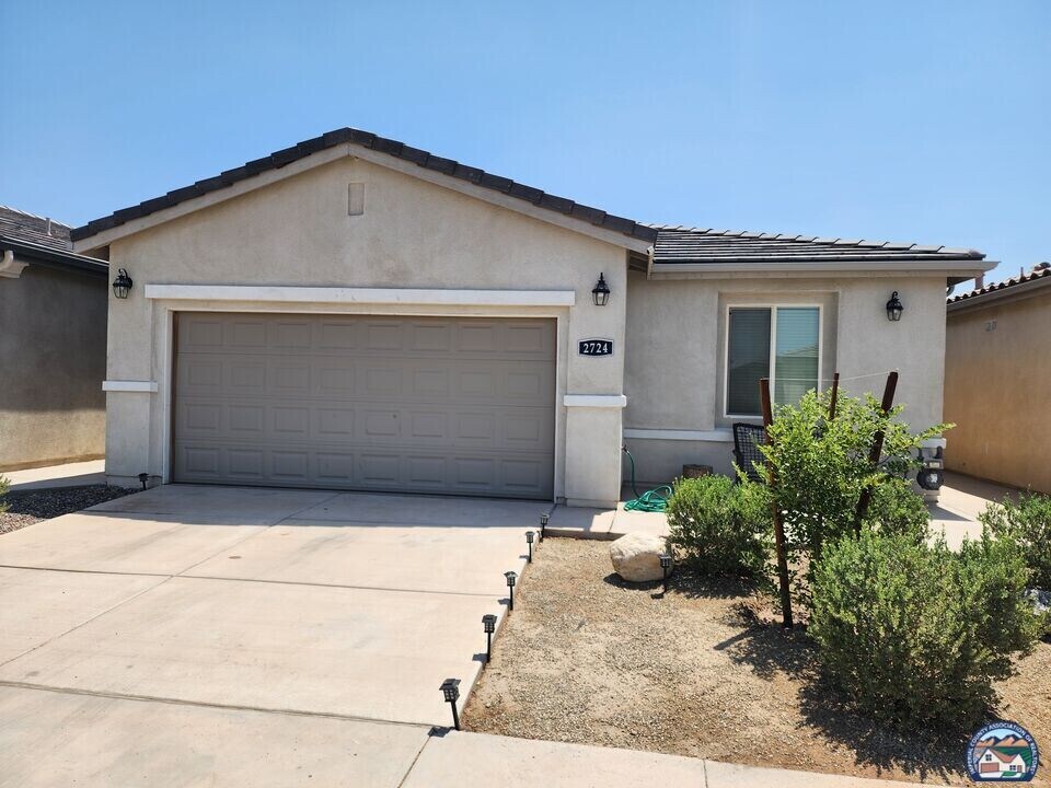 2724 Meadowbrook Dr in Imperial, CA - Building Photo