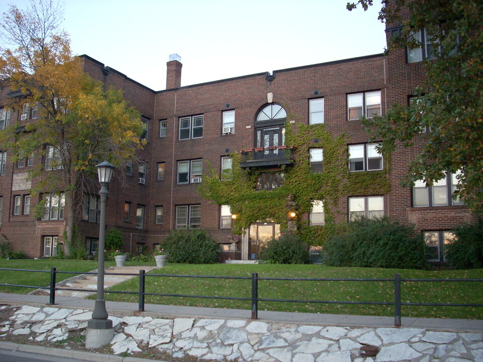 Cambridge Court in St. Paul, MN - Building Photo