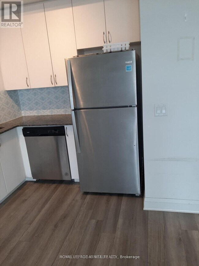 3220 Sheppard Ave E in Toronto, ON - Building Photo - Building Photo