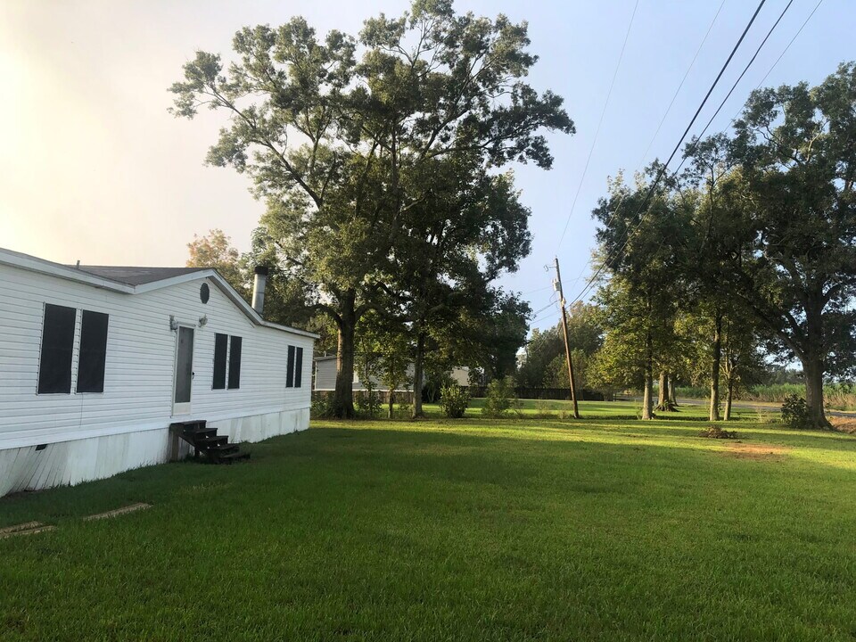 6717 Lee Station Rd in New Iberia, LA - Foto de edificio