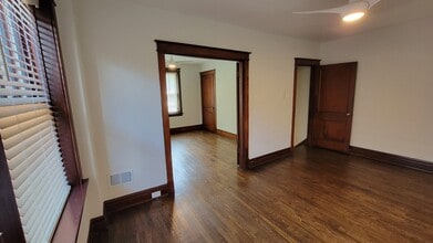 5537 Holly Hills Ave, Unit 5537A in St. Louis, MO - Foto de edificio - Building Photo