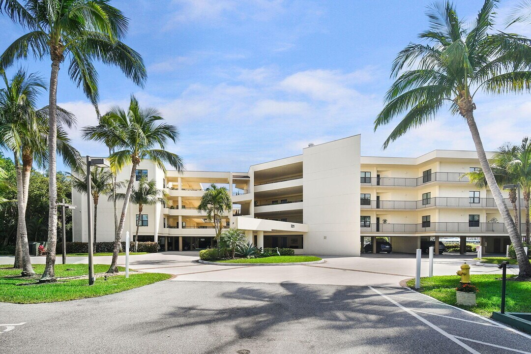 221 NE Plantation Rd in Stuart, FL - Building Photo