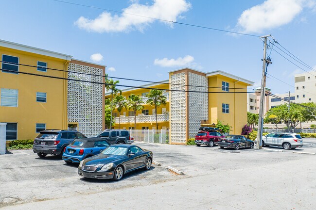 Middle River Villas in Fort Lauderdale, FL - Building Photo - Building Photo