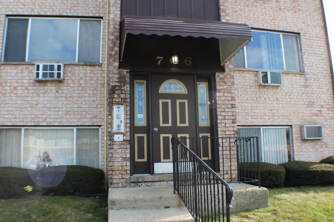 706 W Ivanhoe Ln in Mount Prospect, IL - Building Photo