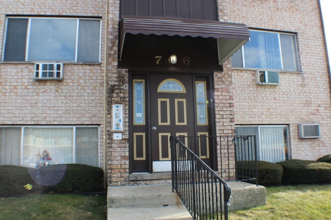property at 706 W Ivanhoe Ln