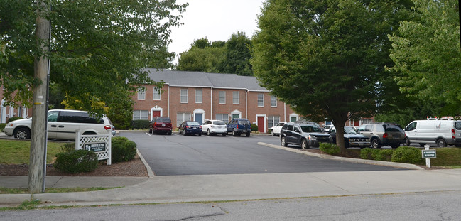 Andrew Alan Court Apartments in Roanoke, VA - Building Photo - Building Photo