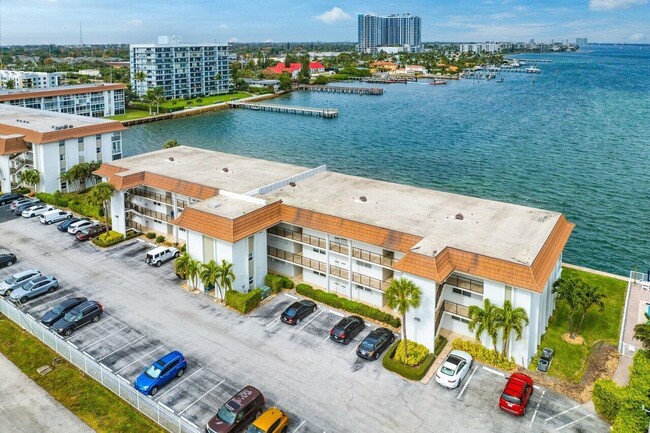 400 Wilma Cir, Unit 208 in Riviera Beach, FL - Foto de edificio - Building Photo