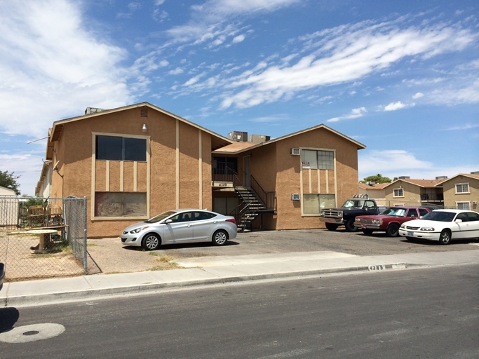 4389 Cy Cliffview Cir in Las Vegas, NV - Building Photo