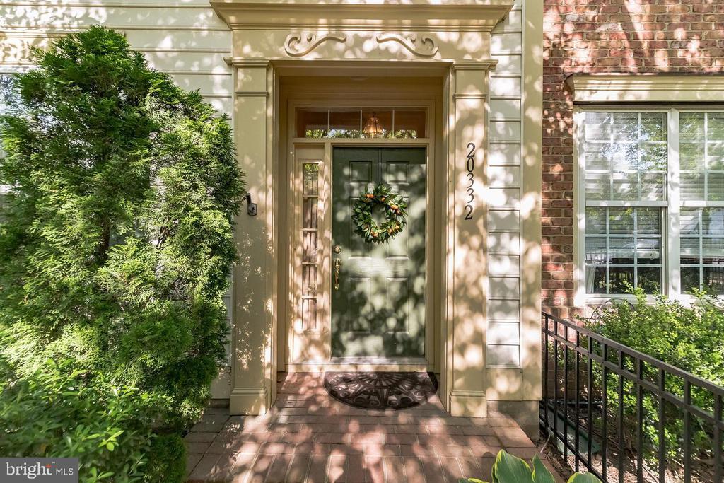 20332 Charter Oak Dr in Ashburn, VA - Building Photo