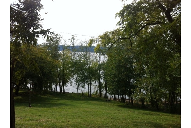 Harbor Waterfront Lodge in Eddyville, KY - Building Photo