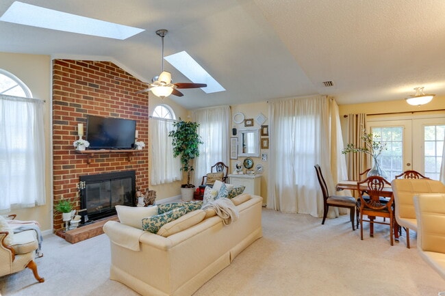 422 Lees Mill Dr in Newport News, VA - Foto de edificio - Building Photo