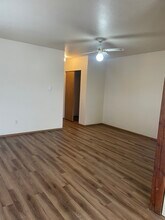 313 E 3rd St in Granger, WA - Foto de edificio - Building Photo