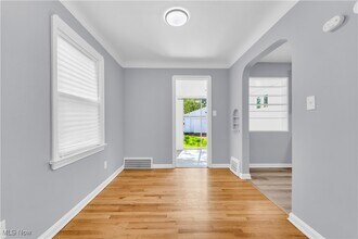 60 Sunnycliff Dr in Euclid, OH - Building Photo - Building Photo
