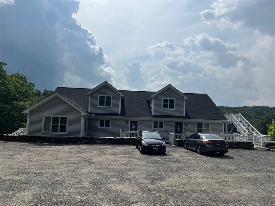 29 Nash Hl Rd in Williamsburg, MA - Building Photo