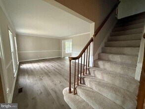 3310 Applegrove Ct in Herndon, VA - Foto de edificio - Building Photo