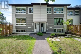 15 Banner Rd in Ottawa, ON - Building Photo