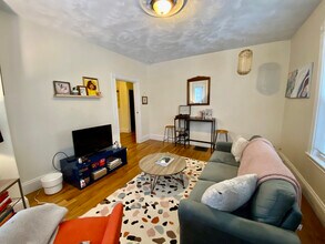 30 Egleston St, Unit 1 in Boston, MA - Foto de edificio - Building Photo