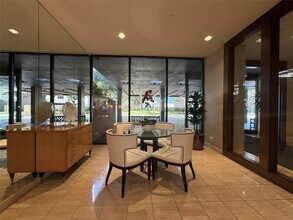 15 Greenway Plz in Houston, TX - Foto de edificio - Building Photo