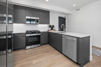 Virano Apartments in San Marcos, CA - Foto de edificio - Building Photo