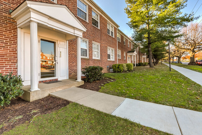 Loch Raven Village Apartments in Towson, MD - Foto de edificio - Building Photo