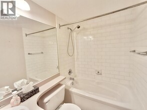 18 Smokey Smith Pl in New Westminster, BC - Building Photo - Building Photo