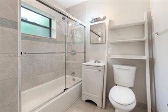 214 Salamanca Ave in Coral Gables, FL - Building Photo - Building Photo