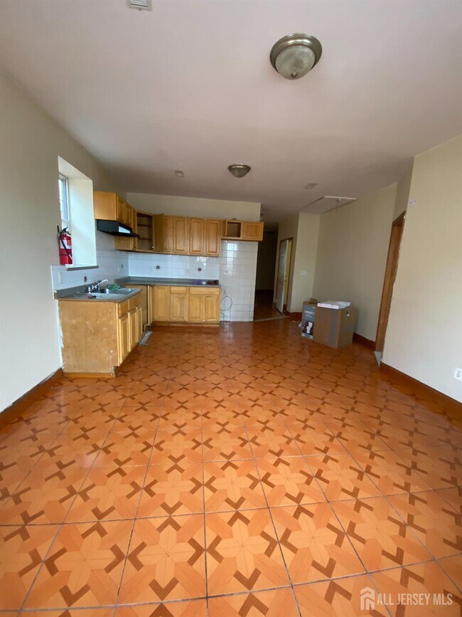 98 Catalpa Ave in Perth Amboy, NJ - Building Photo - Building Photo