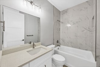 11044 Pinot Dr in Venice, FL - Foto de edificio - Building Photo