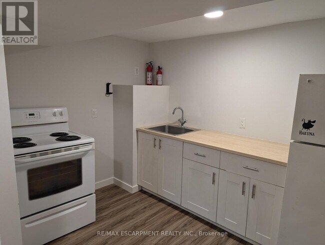 63 Pelham Rd in St Catharines, ON - Building Photo - Building Photo