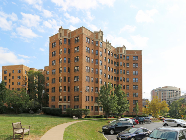 Plaza Apartment Center in Kansas City, MO - Foto de edificio - Building Photo