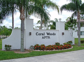 Coral Woods Apartments in Ft. Myers, FL - Foto de edificio - Building Photo