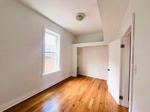 3268 W Fullerton Ave, Unit 2 in Chicago, IL - Foto de edificio - Building Photo
