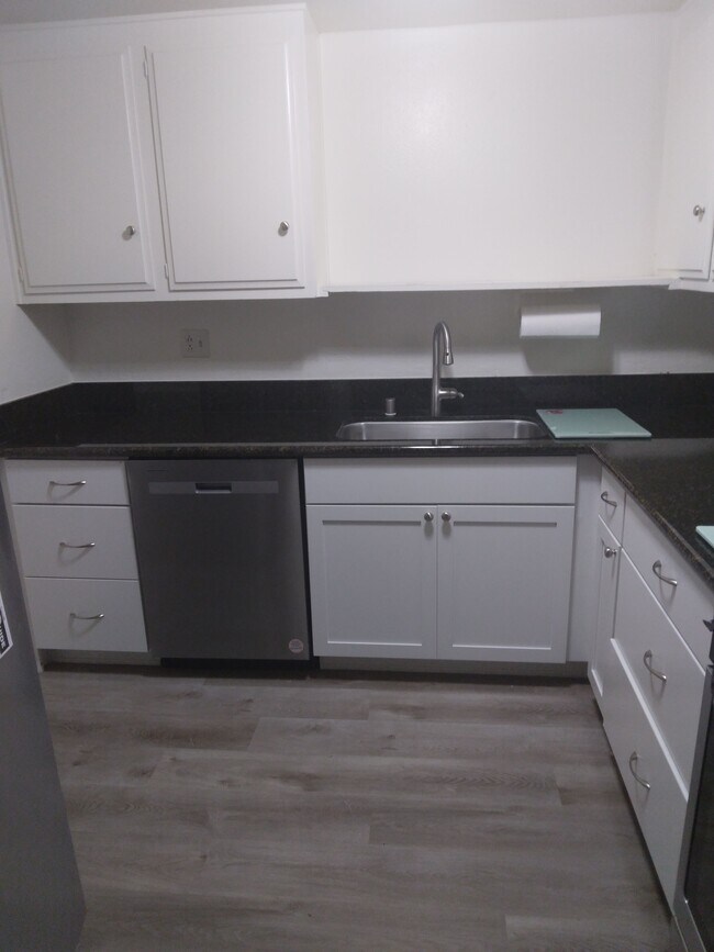 584 Chambers St, Unit B photo'