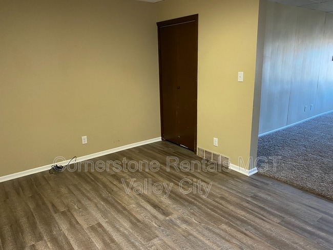 217 Central Ave S in Valley City, ND - Building Photo - Building Photo