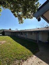 33 W Santa Ana Ave, Unit Unit A in Clovis, CA - Building Photo - Building Photo
