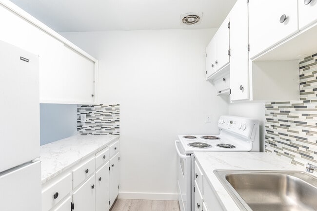 Edgemont Apartments in Portland, OR - Building Photo - Interior Photo